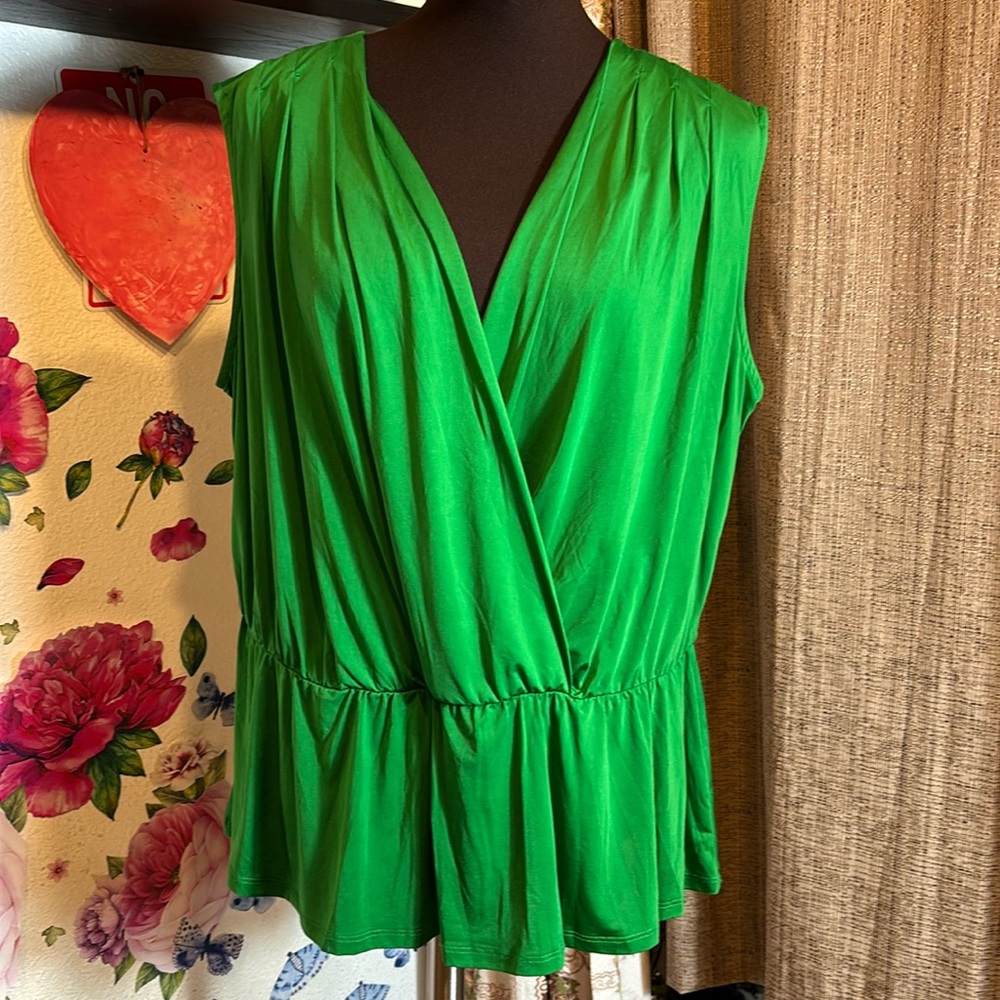 Worthington Woman, sleeveless solid vibrant emerald green chic style top Size 1X